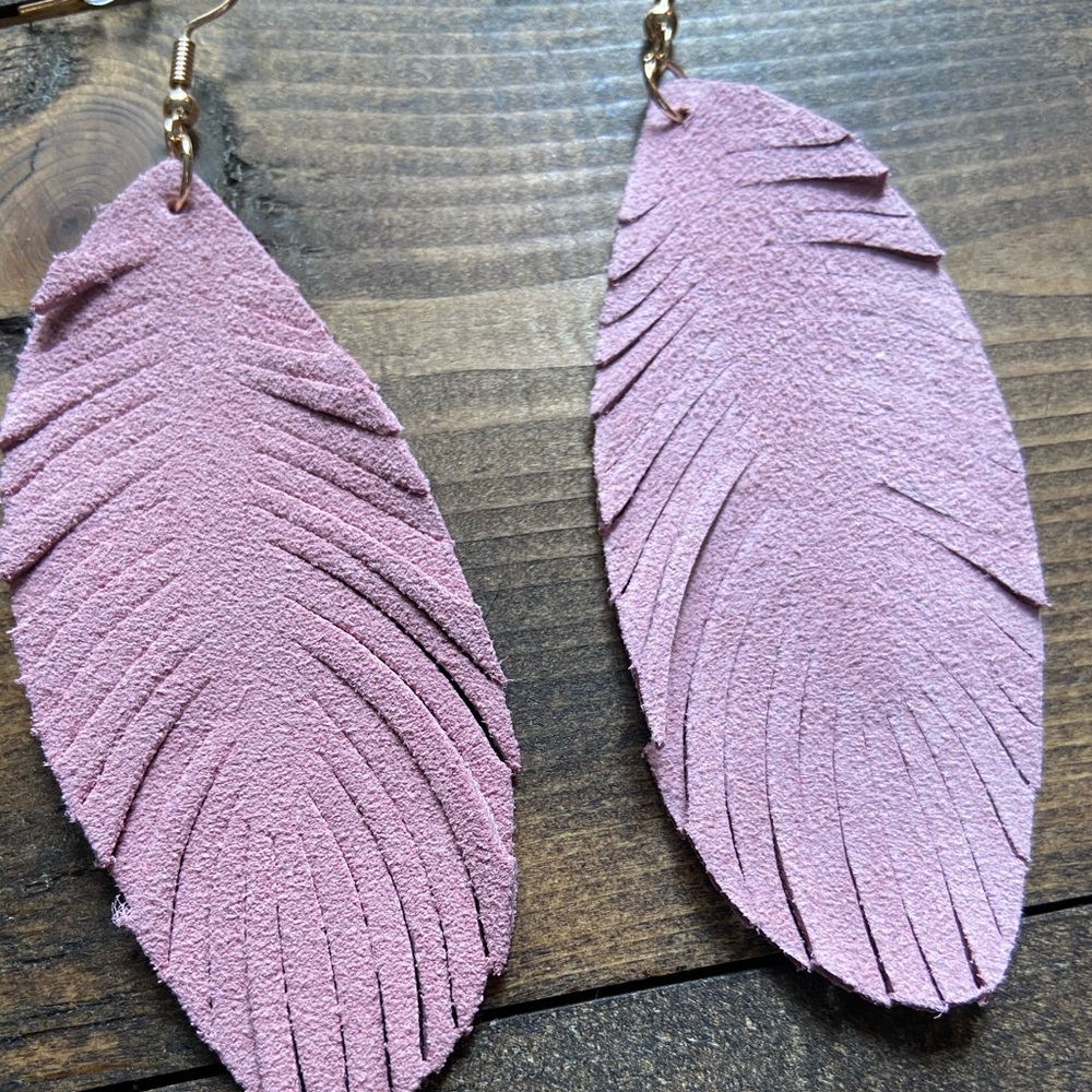NEW! Boutique Pink Leather Feather Earrings! 🌸 - Picture 3 of 5